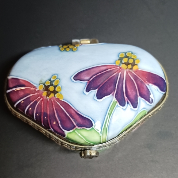 BENAYA PORCELAIN HEART SHAPED FLOWER DESIGN TRINKET BOX MARKED BENAYA JP 06 - Picture 2 of 6